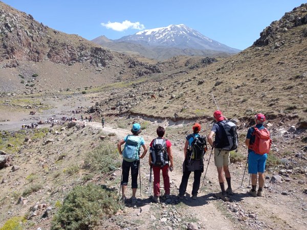 Die Gruppe blickt noch einmal zurück auf den Vulkan Ararat