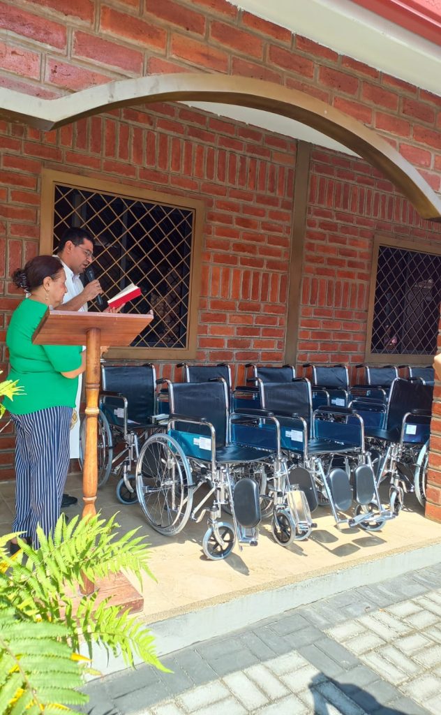 Kauf von 40 Rollstühlen für armutsbetroffene Menschen mit Beeinträchtigung in der Provinz Manabí Ecuador, realisiert in Zusammenarbeit mit der Region Trentino-Südtirol