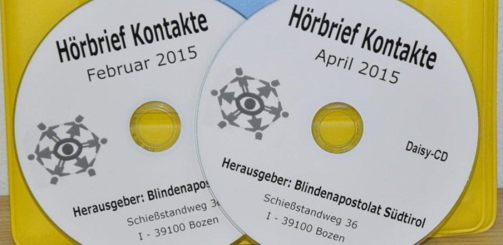 Zwei Daisy-CDs mit der Aufschrift Hörbrief Kontakte für Februar und April 2015, herausgegeben vom Blindenapostolat Südtirol.